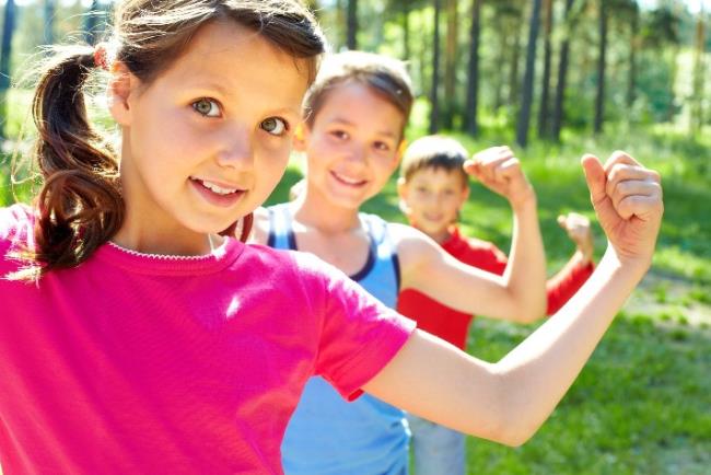 ילדות מבצעות פעילות גופנית בטבע